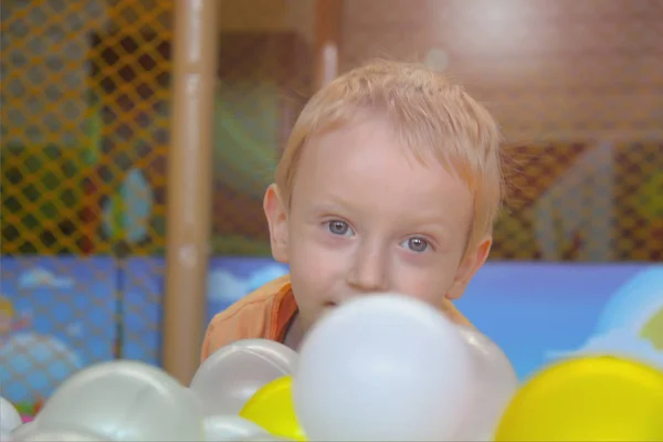 Kleine jongen van drie jaar oud genieten van spelen in de speeltuin — Stockfoto