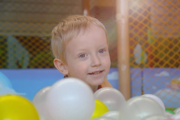 Kleine jongen van drie jaar oud genieten van spelen in de speeltuin — Stockfoto
