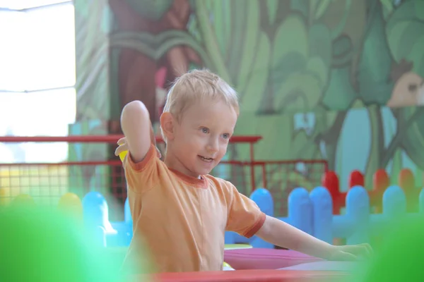 Kleine jongen van drie jaar oud genieten van spelen in de speeltuin — Stockfoto