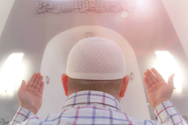 Young muslim man praying inside of beautiful mosque — Stock Photo, Image