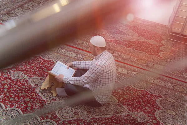 Hombre musulmán joven rezando dentro de la hermosa mezquita —  Fotos de Stock