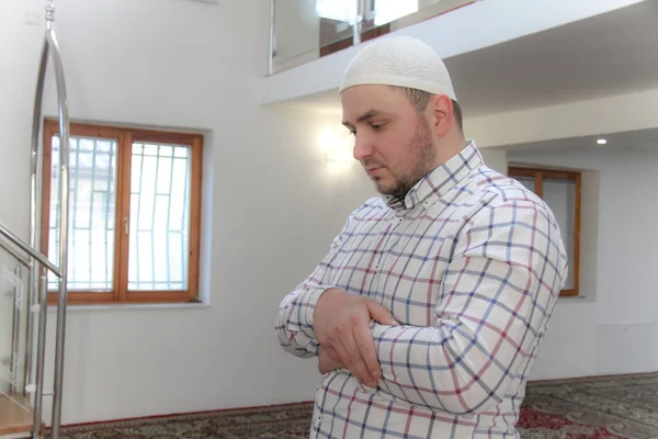 Young muslim man praying inside of beautiful mosque — Stock Photo, Image