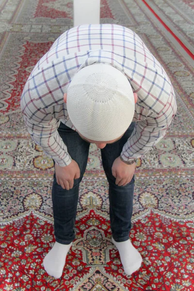 Jovem homem muçulmano orando dentro da bela mesquita — Fotografia de Stock