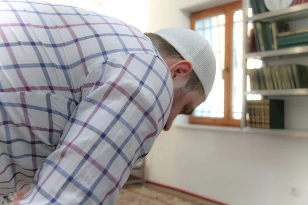 Ung muslimsk man ber inuti vackra moskén — Stockfoto