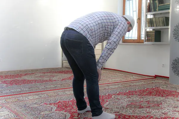 Молодий мусульманин молиться всередині красивої мечеті — стокове фото