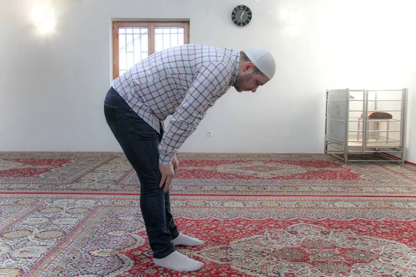 Young muslim man praying inside of beautiful mosque — Stock Photo, Image