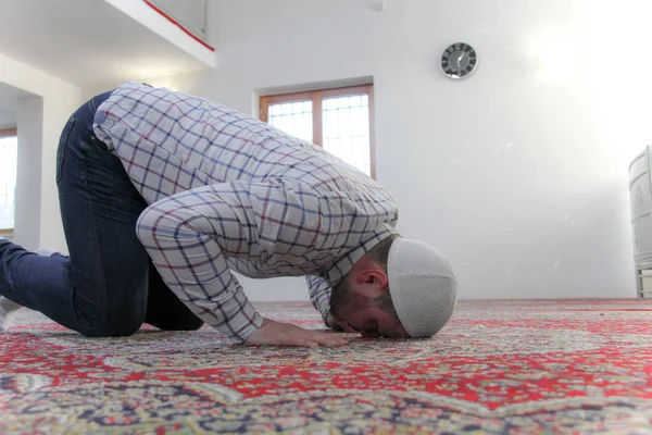 Hombre musulmán joven rezando dentro de la hermosa mezquita — Foto de Stock