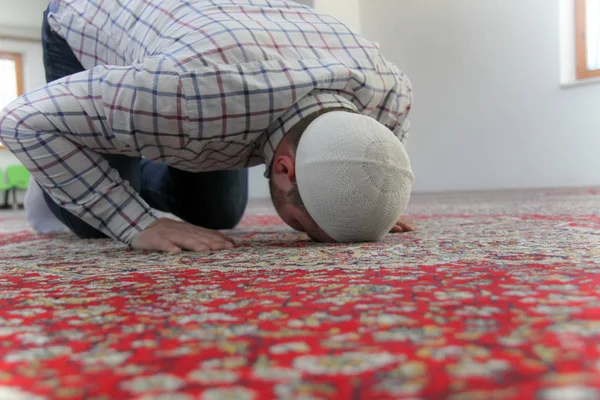 Junger muslimischer Mann betet in schöner Moschee — Stockfoto