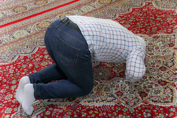 美しいモスクの内部に祈って若いイスラム教徒の男性 — ストック写真
