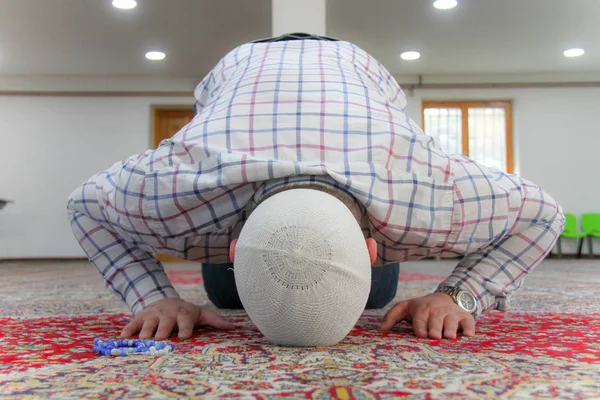Genç Müslüman adam güzel cami içinde dua — Stok fotoğraf