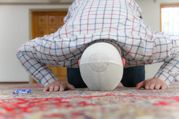 Pemuda muslim berdoa di dalam masjid yang indah — Stok Foto