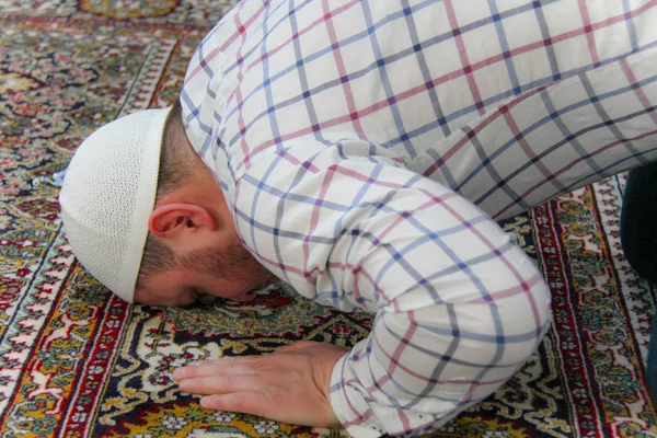 Jovem homem muçulmano orando dentro da bela mesquita — Fotografia de Stock