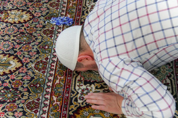 Hombre musulmán joven rezando dentro de la hermosa mezquita —  Fotos de Stock