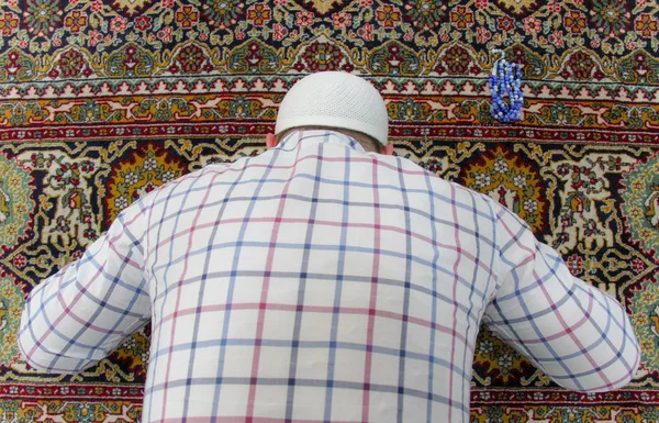 Jovem homem muçulmano orando dentro da bela mesquita — Fotografia de Stock