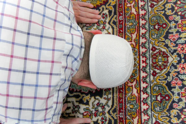 Jovem homem muçulmano orando dentro da bela mesquita — Fotografia de Stock