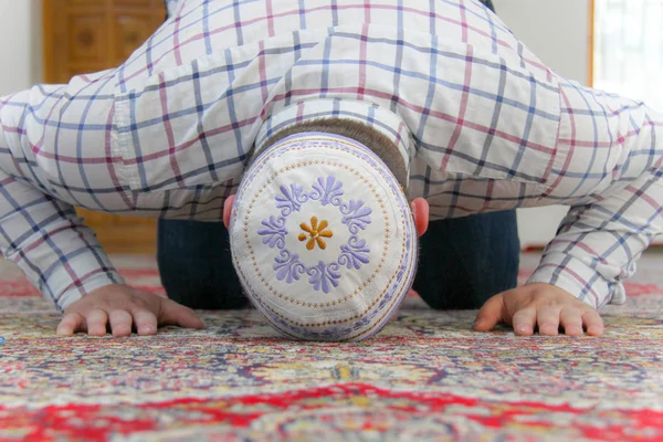 Junger muslimischer Mann betet in schöner Moschee — Stockfoto