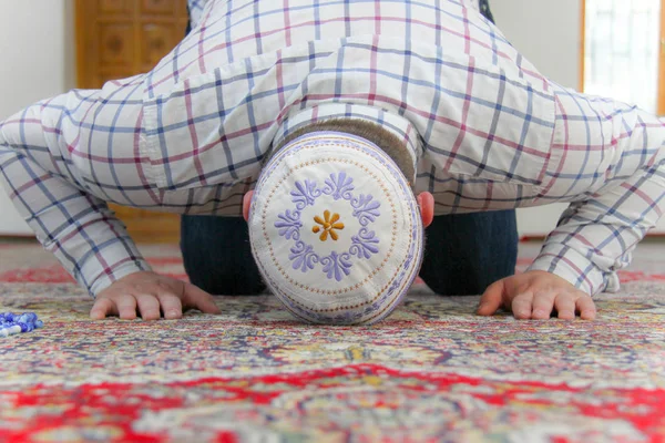 Junger muslimischer Mann betet in schöner Moschee — Stockfoto