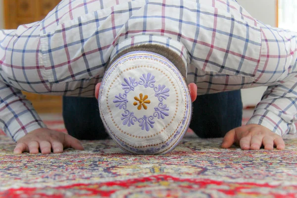 Hombre musulmán joven rezando dentro de la hermosa mezquita —  Fotos de Stock