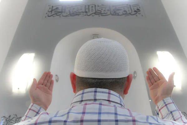 Young muslim man praying inside of beautiful mosque — Stock Photo, Image