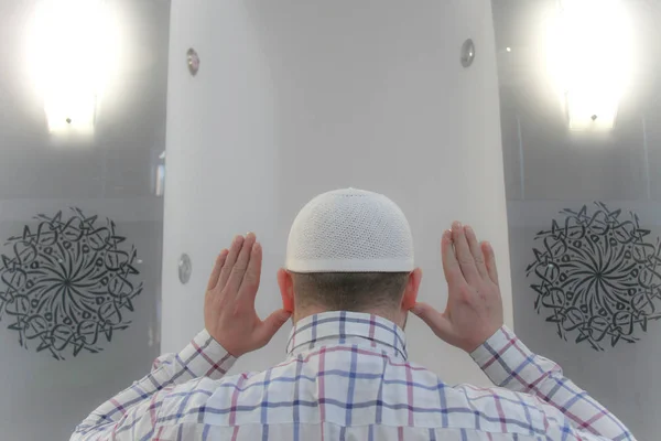 Pemuda muslim berdoa di dalam masjid yang indah — Stok Foto