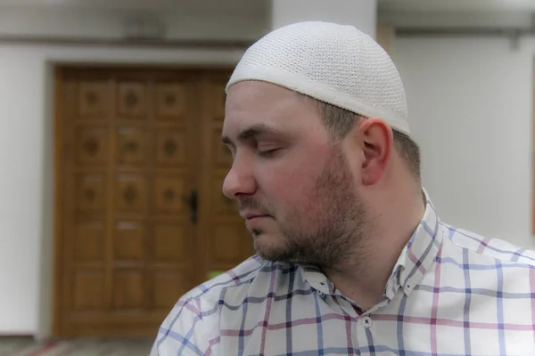 Hombre musulmán joven rezando dentro de la hermosa mezquita —  Fotos de Stock