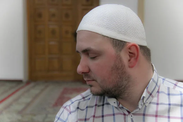 Jovem homem muçulmano orando dentro da bela mesquita — Fotografia de Stock