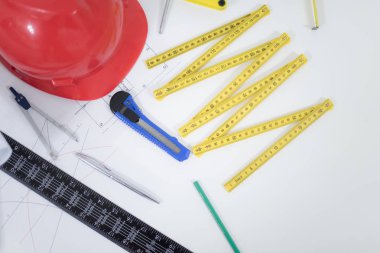 Mimari ofis masası, inşaat aletleriyle dolu masa masası.