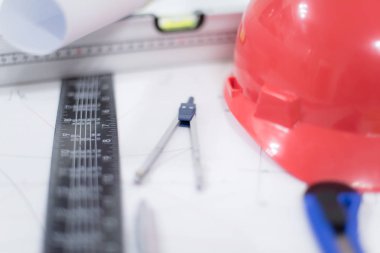 Mimari ofis masası, inşaat aletleriyle dolu masa masası.