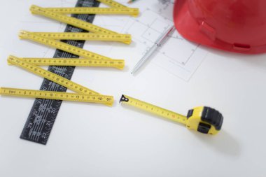 Mimari ofis masası, inşaat aletleriyle dolu masa masası.