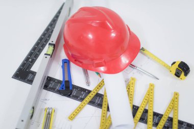 Mimari ofis masası, inşaat aletleriyle dolu masa masası.