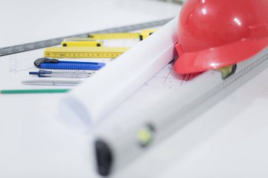 Mimari ofis masası, inşaat aletleriyle dolu masa masası.