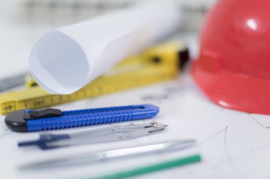 Mimari ofis masası, inşaat aletleriyle dolu masa masası.