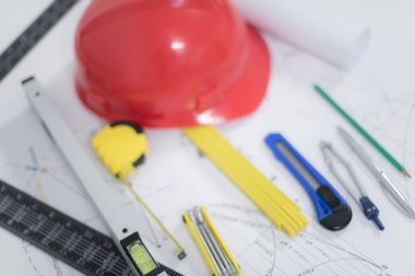 Mimari ofis masası, inşaat aletleriyle dolu masa masası.