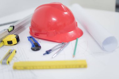 Mimari ofis masası, inşaat aletleriyle dolu masa masası.