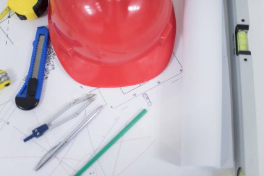 Mimari ofis masası, inşaat aletleriyle dolu masa masası.