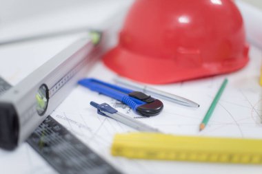 Mimari ofis masası, inşaat aletleriyle dolu masa masası.