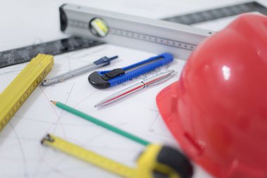 Mimari ofis masası, inşaat aletleriyle dolu masa masası.