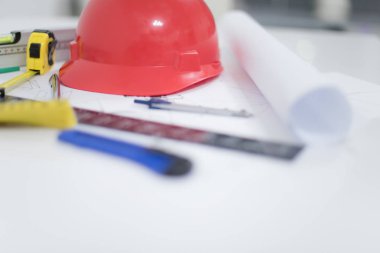 Mimari ofis masası, inşaat aletleriyle dolu masa masası.