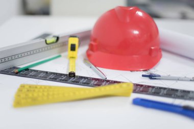 Mimari ofis masası, inşaat aletleriyle dolu masa masası.