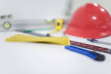 Mimari ofis masası, inşaat aletleriyle dolu masa masası.