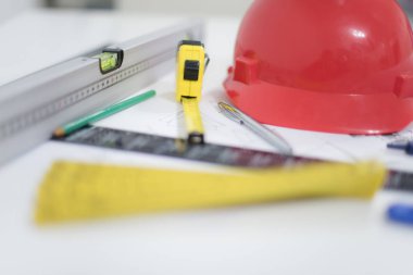 Mimari ofis masası, inşaat aletleriyle dolu masa masası.