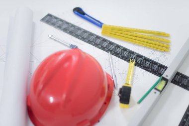 Mimari ofis masası, inşaat aletleriyle dolu masa masası.