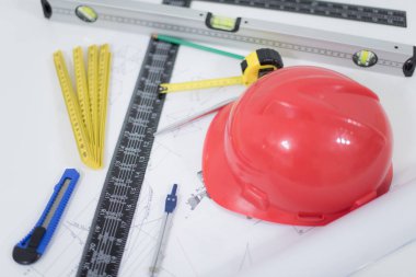 Mimari ofis masası, inşaat aletleriyle dolu masa masası.