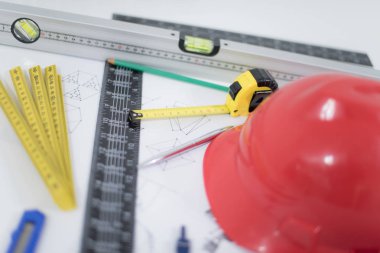 Mimari ofis masası, inşaat aletleriyle dolu masa masası.