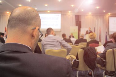 Video konferansı sırasında iş adamları konferansta oturuyorlar.