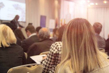 Video konferansı sırasında iş adamları konferansta oturuyorlar.