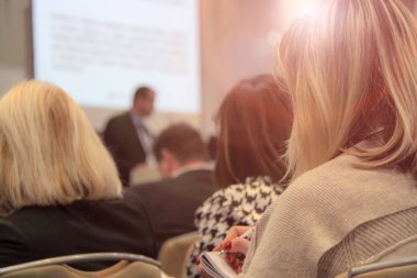 Video konferansı sırasında iş adamları konferansta oturuyorlar.