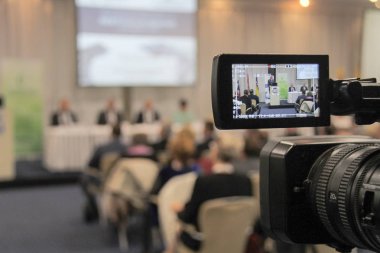 Video konferansı sırasında konferans salonunda ya da salonda oturan iş adamları 