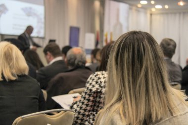 Video konferansı sırasında konferans salonunda ya da salonda oturan iş adamları 