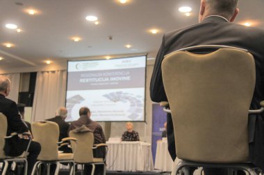 Video konferansı sırasında konferans salonunda ya da salonda oturan iş adamları 